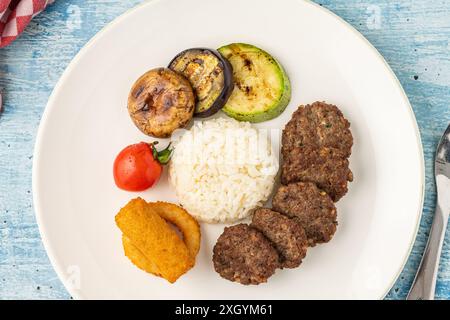Türkische Fleischbällchen traditionelle Kofte. Würzige Fleischbällchen Kebab oder Kebap Stockfoto