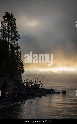 Ein nebliger Morgen am Yellowstone Lake im Yellowstone National Park Stockfoto