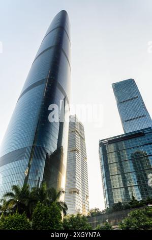 Malerischer Blick von unten auf die Wolkenkratzer in der Zhujiang Neustadt auf blauem Himmel. Wunderschöne moderne Gebäude in der Innenstadt von Guangzhou, China. Stockfoto