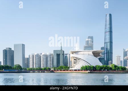 Malerischer Blick auf den Pearl River und moderne Gebäude in der Zhujiang Neustadt vor blauem Himmel. Stockfoto