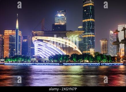 Wunderschöner Nachtanblick auf fantastische moderne Gebäude im Tianhe-Viertel der Zhujiang-Neustadt in Guangzhou, China. Stockfoto