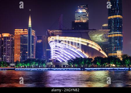 Fantastischer Nachtanblick auf moderne Gebäude im Tianhe-Viertel der Zhujiang-Neustadt in Guangzhou, China. Stockfoto