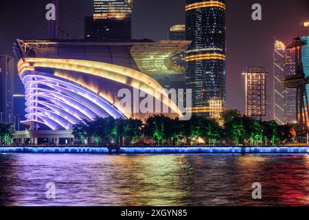 Wunderbarer Nachtanblick auf moderne Gebäude im Tianhe-Viertel der Zhujiang-Neustadt in Guangzhou, China. Stockfoto