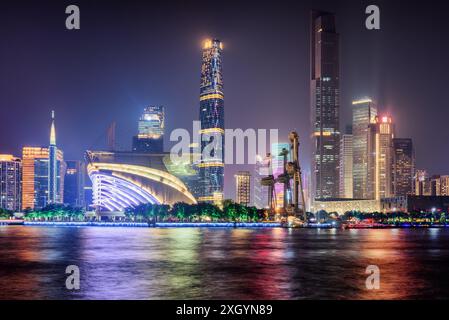 Nachtansicht auf Wolkenkratzer und andere moderne Gebäude im Tianhe-Viertel der Zhujiang-Neustadt in Guangzhou, China. Stockfoto