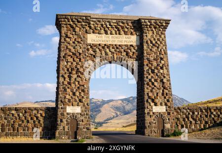 Der Roosevelt Arch, Yellowstone North Eingang im Yellowstone National Park Stockfoto