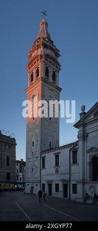 Der wunderschöne barocke campanile von Santa Maria Formosa, der die letzten Sonnenstrahlen des Tages einfängt, das Mascaron über der Glockentür Stockfoto