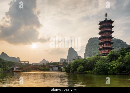 Herrlicher Abendblick auf den Mulong Lake (hölzerner Drachensee) zwischen grünen Wäldern und malerischen Karstbergen in Guilin, China. Stockfoto