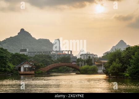 Wunderbarer Blick auf den Mulong See (hölzerner Drachensee) in Guilin bei Sonnenuntergang. Fantastische abendliche Landschaft in China. Stockfoto