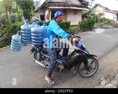 West Java, Indonesien - 10. Juli 2024 : Verkäufer von nachfüllbarem Mineralwasser in Gallonenflaschen in West Java, Indonesien Stockfoto