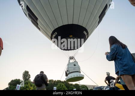 Igualada, Spanien. Juli 2024. Igualda feiert das 28. European Balloon Festival, das größte Heißluftballonfestival in Südeuropa, bei dem mehr als vierzig Ballons in einem dreitägigen Festival über die Stadt fliegen. Igualda celebra el 28¼ European Balloon Festival, el Festival de globos Aerost‡ticos m‡s grande del sur de Europa, donde m‡s de cuarenta globos vuelan por la ciudad en un Festival que dura 3 d'as. Auf dem Bild: Nachrichtenunterhaltung Igualada-Barcelona, Spanien Donnerstag, 11. Juli 2024 (Foto: Eric Renom/LaPresse) Credit: LaPresse/Alamy Live News Stockfoto