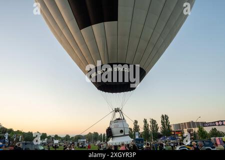 Igualada, Spanien. Juli 2024. Igualda feiert das 28. European Balloon Festival, das größte Heißluftballonfestival in Südeuropa, bei dem mehr als vierzig Ballons in einem dreitägigen Festival über die Stadt fliegen. Igualda celebra el 28¼ European Balloon Festival, el Festival de globos Aerost‡ticos m‡s grande del sur de Europa, donde m‡s de cuarenta globos vuelan por la ciudad en un Festival que dura 3 d'as. Auf dem Bild: Nachrichtenunterhaltung Igualada-Barcelona, Spanien Donnerstag, 11. Juli 2024 (Foto: Eric Renom/LaPresse) Credit: LaPresse/Alamy Live News Stockfoto