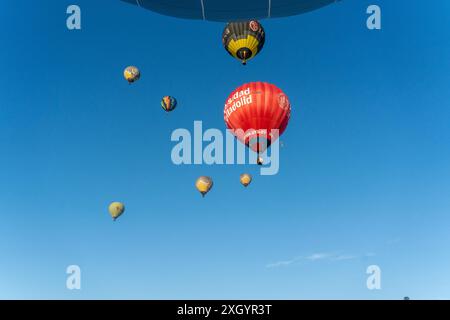 Igualada, Spanien. Juli 2024. Igualda feiert das 28. European Balloon Festival, das größte Heißluftballonfestival in Südeuropa, bei dem mehr als vierzig Ballons in einem dreitägigen Festival über die Stadt fliegen. Igualda celebra el 28¼ European Balloon Festival, el Festival de globos Aerost‡ticos m‡s grande del sur de Europa, donde m‡s de cuarenta globos vuelan por la ciudad en un Festival que dura 3 d'as. Auf dem Bild: Nachrichtenunterhaltung Igualada-Barcelona, Spanien Donnerstag, 11. Juli 2024 (Foto: Eric Renom/LaPresse) Credit: LaPresse/Alamy Live News Stockfoto