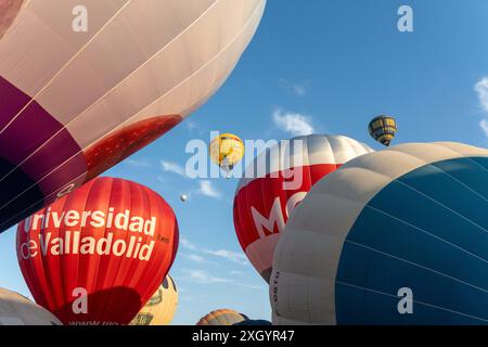 Igualada, Spanien. Juli 2024. Igualda feiert das 28. European Balloon Festival, das größte Heißluftballonfestival in Südeuropa, bei dem mehr als vierzig Ballons in einem dreitägigen Festival über die Stadt fliegen. Igualda celebra el 28¼ European Balloon Festival, el Festival de globos Aerost‡ticos m‡s grande del sur de Europa, donde m‡s de cuarenta globos vuelan por la ciudad en un Festival que dura 3 d'as. Auf dem Bild: Nachrichtenunterhaltung Igualada-Barcelona, Spanien Donnerstag, 11. Juli 2024 (Foto: Eric Renom/LaPresse) Credit: LaPresse/Alamy Live News Stockfoto