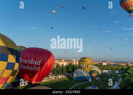 Igualada, Spanien. Juli 2024. Igualda feiert das 28. European Balloon Festival, das größte Heißluftballonfestival in Südeuropa, bei dem mehr als vierzig Ballons in einem dreitägigen Festival über die Stadt fliegen. Igualda celebra el 28¼ European Balloon Festival, el Festival de globos Aerost‡ticos m‡s grande del sur de Europa, donde m‡s de cuarenta globos vuelan por la ciudad en un Festival que dura 3 d'as. Auf dem Bild: Nachrichtenunterhaltung Igualada-Barcelona, Spanien Donnerstag, 11. Juli 2024 (Foto: Eric Renom/LaPresse) Credit: LaPresse/Alamy Live News Stockfoto