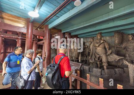 Chongqing, Chinas Chongqing. Juli 2024. Besucher besuchen Shibaozhai, einen malerischen Ort im Zhongxian County im Südwesten Chinas Chongqing, 10. Juli 2024. Shibaozhai sieht aus wie ein herzförmiger Bonsai, der mitten im Abschnitt der drei Schluchten von Yangtse Rier sitzt. Hier befindet sich eine 12-stöckige, 56 Meter hohe Holzpagode, die auf 20 Säulen steht und sich gegen die Klippe neigt. Dieses Gebäude stammt aus der Ming-Dynastie (1368–1644) und ist eine der wichtigsten Touristenattraktionen von Shibaozhai. Quelle: Huang Wei/Xinhua/Alamy Live News Stockfoto