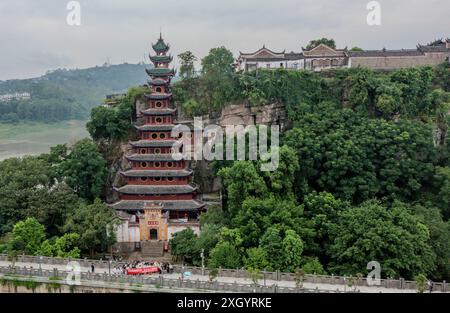 Chongqing. Juli 2024. Ein Drohnenfoto vom 10. Juli 2024 zeigt Shibaozhai, einen malerischen Ort im Zhongxian County im Südwesten Chinas in Chongqing. Shibaozhai sieht aus wie ein herzförmiger Bonsai, der mitten im Abschnitt der drei Schluchten von Yangtse Rier sitzt. Hier befindet sich eine 12-stöckige, 56 Meter hohe Holzpagode, die auf 20 Säulen steht und sich gegen die Klippe neigt. Dieses Gebäude stammt aus der Ming-Dynastie (1368–1644) und ist eine der wichtigsten Touristenattraktionen von Shibaozhai. Quelle: Liu Chan/Xinhua/Alamy Live News Stockfoto