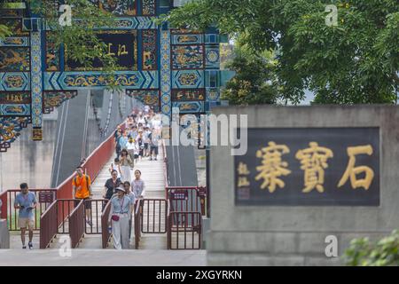 Chongqing, Chinas Chongqing. Juli 2024. Besucher besuchen Shibaozhai, einen malerischen Ort im Zhongxian County im Südwesten Chinas Chongqing, 10. Juli 2024. Shibaozhai sieht aus wie ein herzförmiger Bonsai, der mitten im Abschnitt der drei Schluchten von Yangtse Rier sitzt. Hier befindet sich eine 12-stöckige, 56 Meter hohe Holzpagode, die auf 20 Säulen steht und sich gegen die Klippe neigt. Dieses Gebäude stammt aus der Ming-Dynastie (1368–1644) und ist eine der wichtigsten Touristenattraktionen von Shibaozhai. Quelle: Huang Wei/Xinhua/Alamy Live News Stockfoto