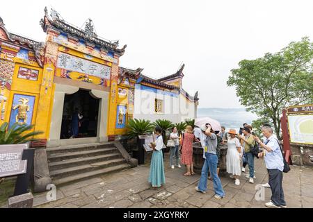 Chongqing, Chinas Chongqing. Juli 2024. Besucher besuchen Shibaozhai, einen malerischen Ort im Zhongxian County im Südwesten Chinas Chongqing, 10. Juli 2024. Shibaozhai sieht aus wie ein herzförmiger Bonsai, der mitten im Abschnitt der drei Schluchten von Yangtse Rier sitzt. Hier befindet sich eine 12-stöckige, 56 Meter hohe Holzpagode, die auf 20 Säulen steht und sich gegen die Klippe neigt. Dieses Gebäude stammt aus der Ming-Dynastie (1368–1644) und ist eine der wichtigsten Touristenattraktionen von Shibaozhai. Quelle: Huang Wei/Xinhua/Alamy Live News Stockfoto