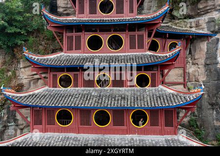 Chongqing. Juli 2024. Ein Drohnenfoto vom 10. Juli 2024 zeigt die hölzerne Pagode in Shibaozhai, einem malerischen Ort im Zhongxian County im Südwesten Chinas in Chongqing. Shibaozhai sieht aus wie ein herzförmiger Bonsai, der mitten im Abschnitt der drei Schluchten von Yangtse Rier sitzt. Hier befindet sich eine 12-stöckige, 56 Meter hohe Holzpagode, die auf 20 Säulen steht und sich gegen die Klippe neigt. Dieses Gebäude stammt aus der Ming-Dynastie (1368–1644) und ist eine der wichtigsten Touristenattraktionen von Shibaozhai. Quelle: Liu Chan/Xinhua/Alamy Live News Stockfoto