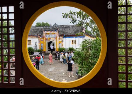 Chongqing, Chinas Chongqing. Juli 2024. Besucher besuchen Shibaozhai, einen malerischen Ort im Zhongxian County im Südwesten Chinas Chongqing, 10. Juli 2024. Shibaozhai sieht aus wie ein herzförmiger Bonsai, der mitten im Abschnitt der drei Schluchten von Yangtse Rier sitzt. Hier befindet sich eine 12-stöckige, 56 Meter hohe Holzpagode, die auf 20 Säulen steht und sich gegen die Klippe neigt. Dieses Gebäude stammt aus der Ming-Dynastie (1368–1644) und ist eine der wichtigsten Touristenattraktionen von Shibaozhai. Quelle: Huang Wei/Xinhua/Alamy Live News Stockfoto