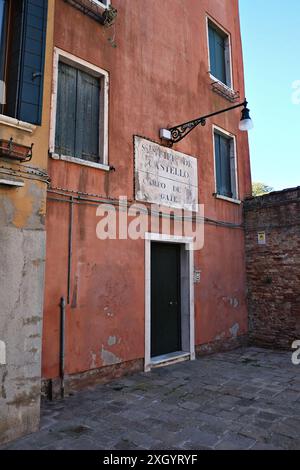 Wenn Sie sich in Venedig verirren, suchen Sie nach handgemalten Ortsschildern an den Wänden, hier über einer anonymen Tür, Sestiere Di Castello - Campo de le Gate Stockfoto