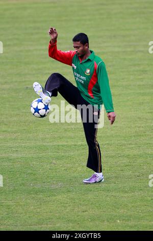 Der Bangladesch-Nationalcricketspieler Shakib Al Hasan nimmt vor seinem fünften Ma tc am Training im Sher-e-Bangladesh National Cricket Stadium (SBNCS) Teil Stockfoto