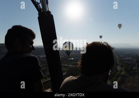 Igualada, Spanien. Juli 2024. Igualda feiert das 28. European Balloon Festival, das größte Heißluftballonfestival in Südeuropa, bei dem mehr als vierzig Ballons in einem dreitägigen Festival über die Stadt fliegen. Igualda celebra el 28¼ European Balloon Festival, el Festival de globos Aerost‡ticos m‡s grande del sur de Europa, donde m‡s de cuarenta globos vuelan por la ciudad en un Festival que dura 3 d'as. Auf dem Bild: Nachrichtenunterhaltung Igualada-Barcelona, Spanien Donnerstag, 11. Juli 2024 (Foto: Eric Renom/LaPresse) Credit: LaPresse/Alamy Live News Stockfoto