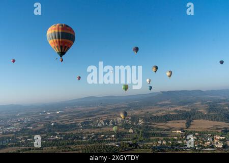 Igualada, Spanien. Juli 2024. Igualda feiert das 28. European Balloon Festival, das größte Heißluftballonfestival in Südeuropa, bei dem mehr als vierzig Ballons in einem dreitägigen Festival über die Stadt fliegen. Igualda celebra el 28¼ European Balloon Festival, el Festival de globos Aerost‡ticos m‡s grande del sur de Europa, donde m‡s de cuarenta globos vuelan por la ciudad en un Festival que dura 3 d'as. Auf dem Bild: Nachrichtenunterhaltung Igualada-Barcelona, Spanien Donnerstag, 11. Juli 2024 (Foto: Eric Renom/LaPresse) Credit: LaPresse/Alamy Live News Stockfoto