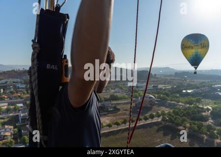 Igualada, Spanien. Juli 2024. Igualda feiert das 28. European Balloon Festival, das größte Heißluftballonfestival in Südeuropa, bei dem mehr als vierzig Ballons in einem dreitägigen Festival über die Stadt fliegen. Igualda celebra el 28¼ European Balloon Festival, el Festival de globos Aerost‡ticos m‡s grande del sur de Europa, donde m‡s de cuarenta globos vuelan por la ciudad en un Festival que dura 3 d'as. Auf dem Bild: Nachrichtenunterhaltung Igualada-Barcelona, Spanien Donnerstag, 11. Juli 2024 (Foto: Eric Renom/LaPresse) Credit: LaPresse/Alamy Live News Stockfoto