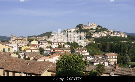 Blick auf Amelia, den historischen Kern und die kürzlich urbanisierten Gebiete, Terni, Umbrien, Italien, Europa Stockfoto