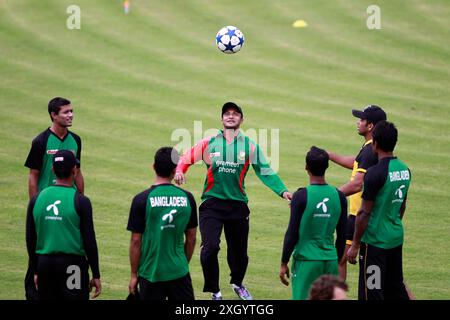 Bangladeschs Nationalkricketspieler Shakib Al Hasan(C)nimmt zusammen mit seinen Teamkollegen an einem Trainingssement im Sher-e-Bangladesch National Cricket Stadium (SBNCS) Teil Stockfoto