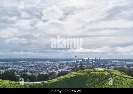 Grüne Hügel von Mount Eden mit Blick auf Auckland City Stockfoto