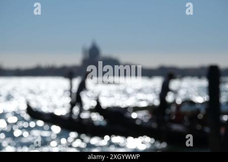 Blick auf San Giorgio Maggiore, ein unscharfes Bild von Gondoliern, die Gondelbahnen über sprudelndem Wasser rudern, in einem Traum wie von einer Vision von Venedig Stockfoto