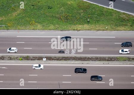 Paris, Frankreich. Juli 2024. Dieses Luftbild zeigt die gesperrte olympiastraße auf einer Autobahn in der Nähe von Paris, Frankreich am 10. Juli 2024. Die Olympischen Spiele finden vom 26. Juli bis 11. August in Frankreich statt. Foto: Eliot Blondet/ABACAPRESS. COM Credit: Abaca Press/Alamy Live News Stockfoto