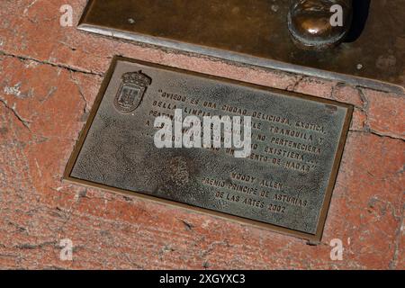 Gedenktafel am Fuße der Skulptur, die Woody Allen in Oviedo gewidmet ist. Asturien. Spanien Stockfoto