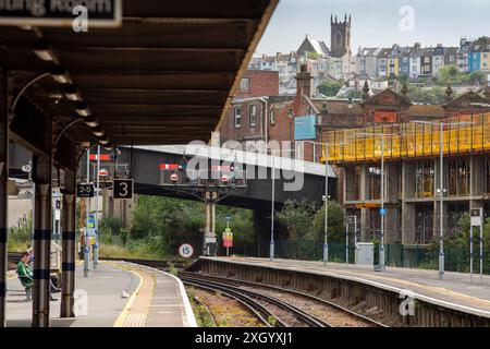 Der Bahnhof Hastings ist der südliche Endpunkt der Hastings Line im Süden Englands und einer von vier Bahnhöfen, die die Stadt Hastings in East Sussex bedienen. Es liegt auch an der East Coastway Line nach Eastbourne und der Marshlink Line nach Ashford International. Stockfoto