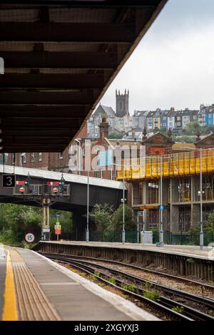 Der Bahnhof Hastings ist der südliche Endpunkt der Hastings Line im Süden Englands und einer von vier Bahnhöfen, die die Stadt Hastings in East Sussex bedienen. Es liegt auch an der East Coastway Line nach Eastbourne und der Marshlink Line nach Ashford International. Stockfoto