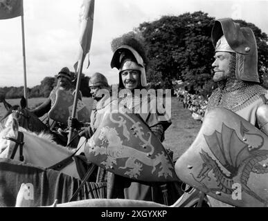 ROBERT TAYLOR als Lancelot und MEL FERRER als King Arthur in KNIGHTS OF THE ROUND TABLE 1953 Regisseur RICHARD THORPE nach Le Morte D'Arthur von Sir Thomas Malory Miklos Rozsa Kostüme Roger K. Furse Metro Goldwyn Mayer (MGM) Stockfoto