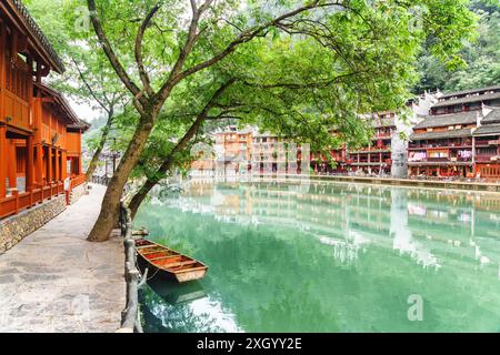 Malerische Uferpromenade des Flusses Tuojiang (Tuo Jiang) mit traditionellen chinesischen Gebäuden am Fluss, die sich im Wasser in der antiken Stadt Phoenix spiegeln. Stockfoto