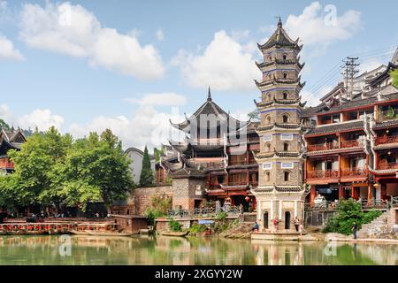 Die Wanming-Pagode am Tuojiang-Fluss (Tuo Jiang-Fluss) in der antiken Stadt Phoenix (Fenghuang County), China. Stockfoto