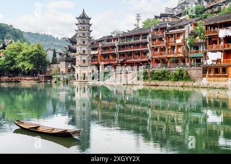 Malerischer Blick auf die Wanming-Pagode, die sich im Wasser des Tuojiang-Flusses (Tuo Jiang-Fluss) in der antiken Stadt Phoenix (Fenghuang County), China, spiegelt. Stockfoto