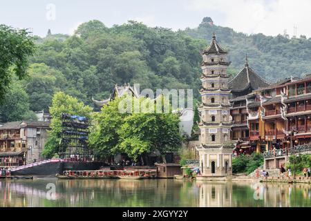 Malerischer Blick auf die Wanming-Pagode am Tuojiang Fluss (Tuo Jiang Fluss) in der antiken Stadt Phoenix (Fenghuang County), China. Stockfoto