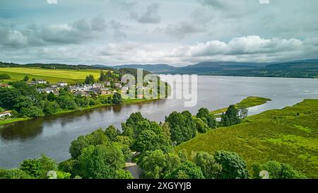 Bonar Bridge Sutherland Scotland in Sommerhäusern am Nordufer des Kyle of Sutherland und mit Blick nach Osten zum Dornoch Firth Stockfoto