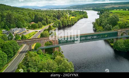 Invershin Sutherland Scotland Hotel Bunkhouse und die Eisenbahnbrücke über die Gewässer des Kyle of Sutherland im Sommer Stockfoto