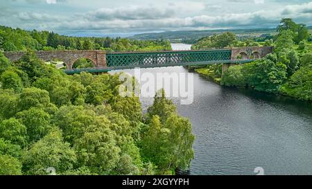 Invershin Sutherland Scotland Eisenbahnbrücke über die Gewässer des Kyle of Sutherland im Sommer Stockfoto