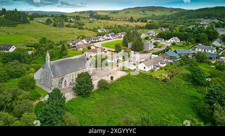 Lairg Sutherland Scotland Dorfhäuser im Sommer und Lairg Church of Scotland Stockfoto