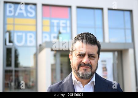 Köln, Deutschland. Juli 2024. Soheil Dastyari, CEO des Verlags Bastei Lübbe, steht vor dem Firmensitz. Quelle: Federico Gambarini/dpa/Alamy Live News Stockfoto