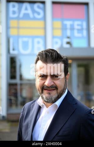 Köln, Deutschland. Juli 2024. Soheil Dastyari, CEO des Verlags Bastei Lübbe, steht vor dem Firmensitz. Quelle: Federico Gambarini/dpa/Alamy Live News Stockfoto