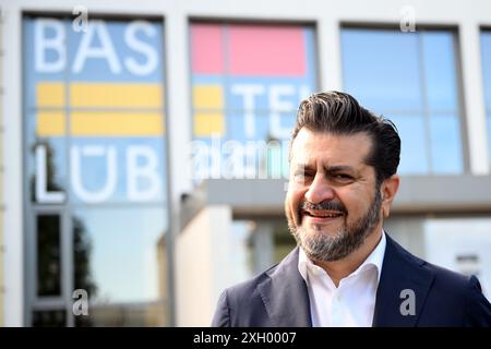 Köln, Deutschland. Juli 2024. Soheil Dastyari, CEO des Verlags Bastei Lübbe, steht vor dem Firmensitz. Quelle: Federico Gambarini/dpa/Alamy Live News Stockfoto