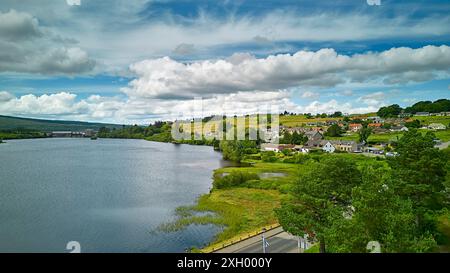 Das Dorf Lairg Sutherland Schottland beherbergt Loch Shin und den Staudamm am Kraftwerk Lairg und einen blauen Himmel im Sommer Stockfoto